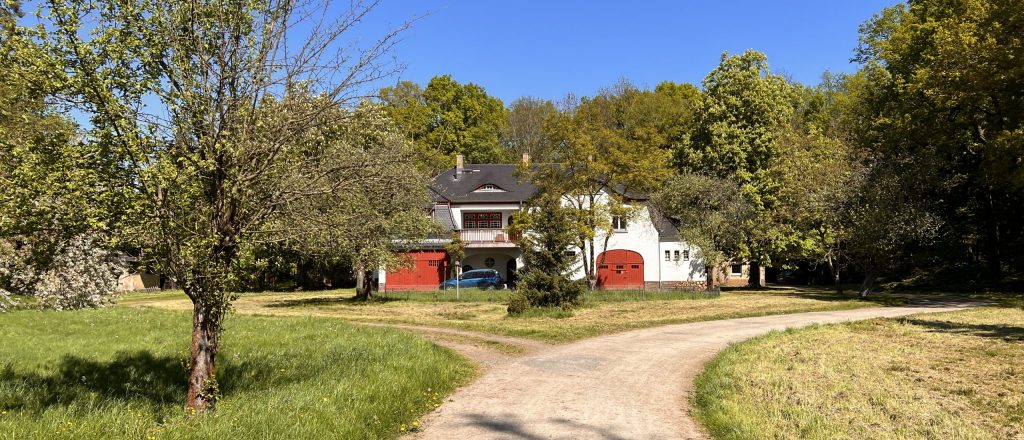 Zufahrt zum Waldgut Waldsteinberg mit historischen Gebäuden und landwirtschaftlichen Flächen